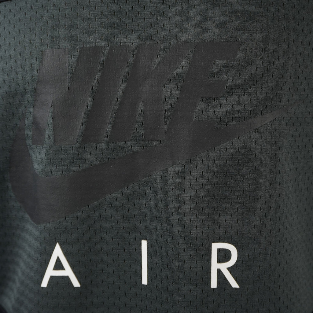 Primo piano del logo Nike Air serigrafato sul petto con finitura opaca e scritta AIR bianca a contrasto.