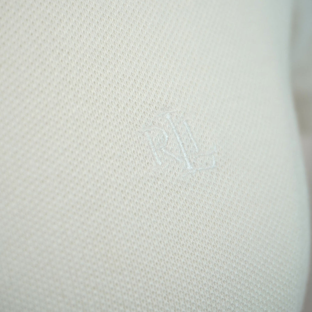 Particolare del classico giocatore di polo Ralph Lauren ricamato tono su tono in bianco sul petto.