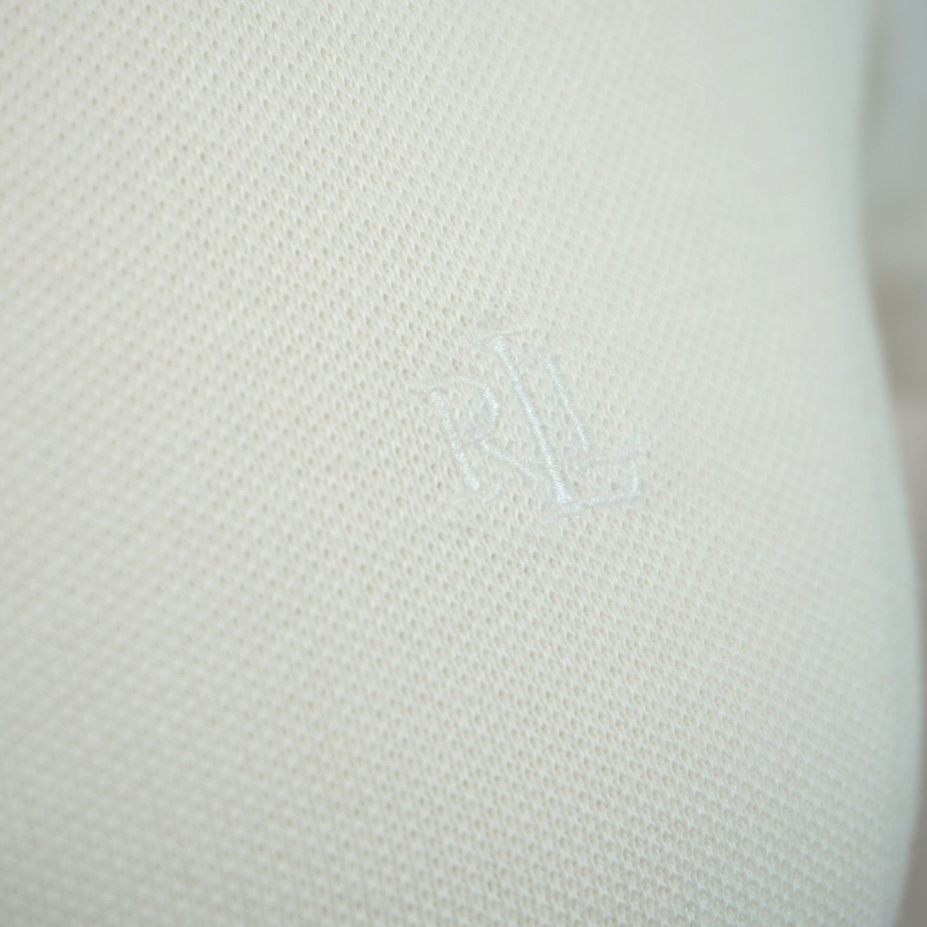 Particolare del classico giocatore di polo Ralph Lauren ricamato tono su tono in bianco sul petto.