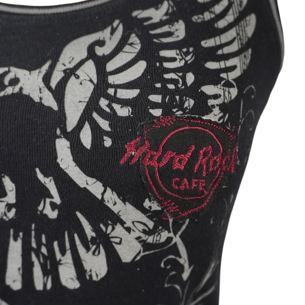 Primo piano del logo rosso Hard Rock Cafe ricamato a rilievo sulla grafica con aquila del top vintage nero.