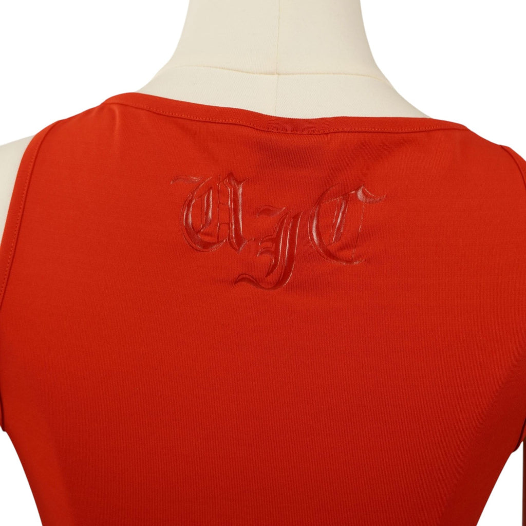 Particolare del logo ricamato in strass tono su tono sulla parte superiore posteriore del top rosso.