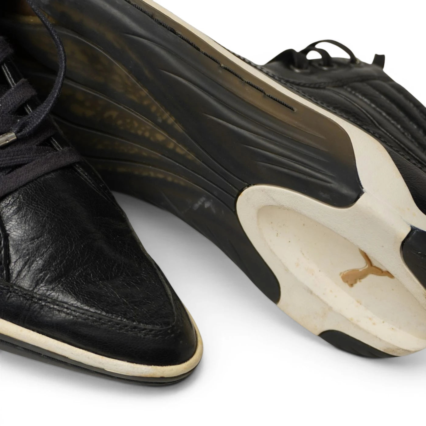 Primo piano battistrada inferiore in gomma bianca e nera con marchio del leone Puma x Alexander McQueen