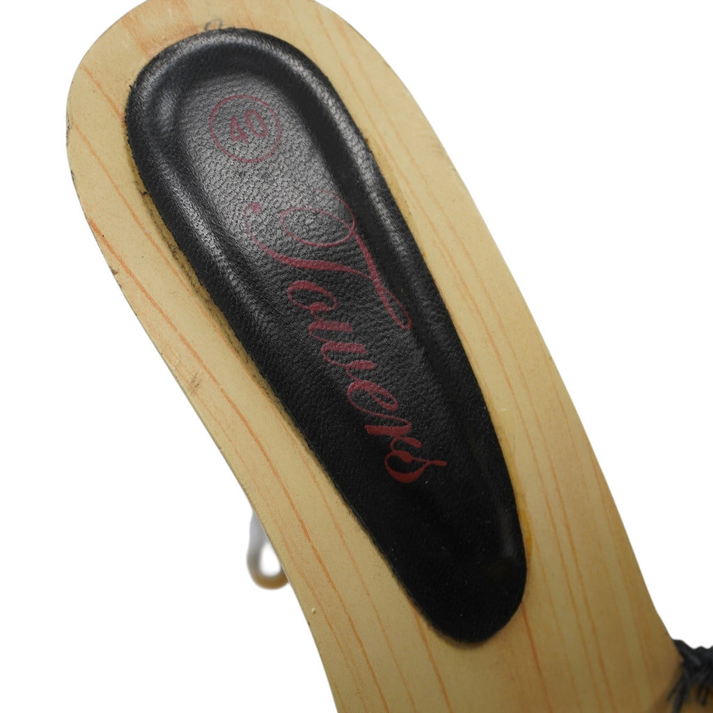 Primo piano macro della soletta interna nera con marchio Towers ricamato in filo rosa e indicazione della taglia numero 40 impressa sul legno.