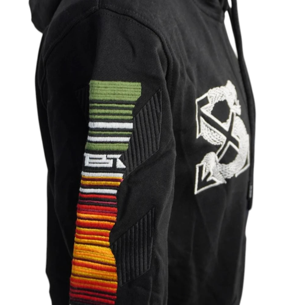 Dettaglio laterale della manica con inserti a coste e banda multicolor su felpa nera Off-White