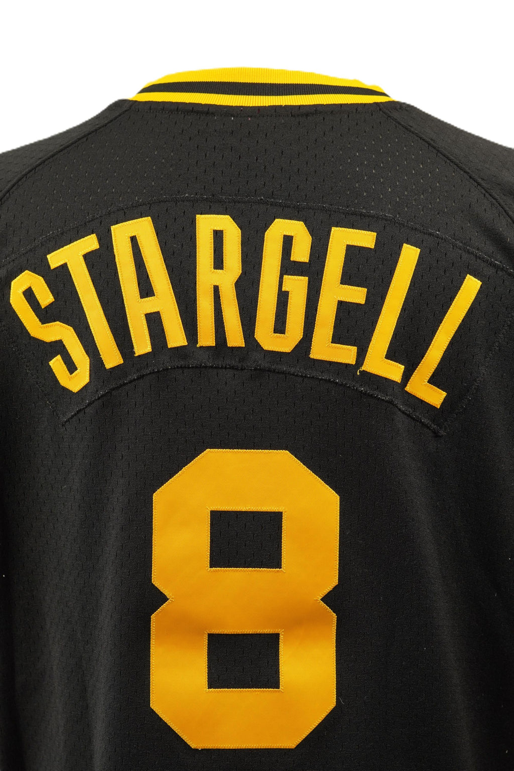 Primo piano del retro della jersey nera con focus sul cognome Stargell e il grande numero 8 ricamati in tessuto giallo con bordo nero.