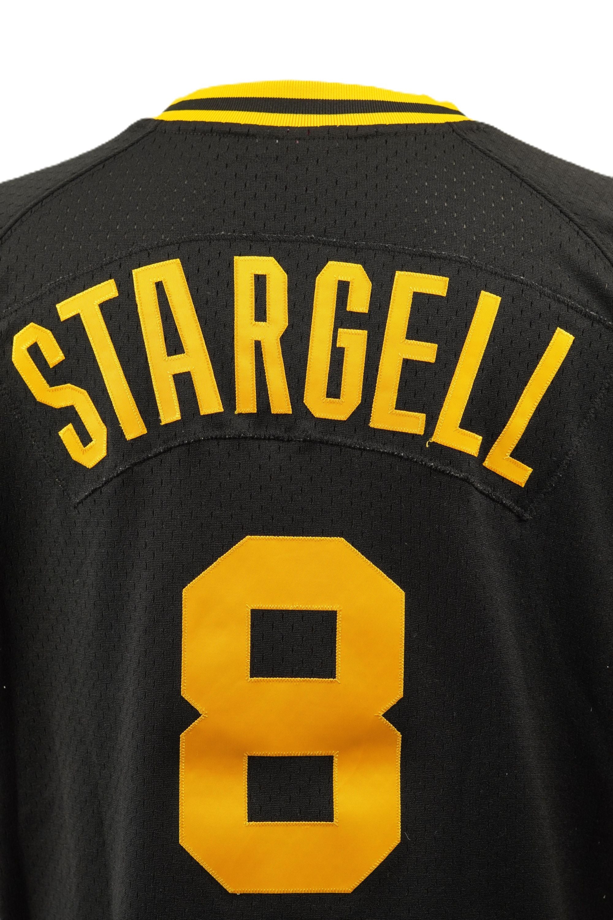 Primo piano del retro della jersey nera con focus sul cognome Stargell e il grande numero 8 ricamati in tessuto giallo con bordo nero.