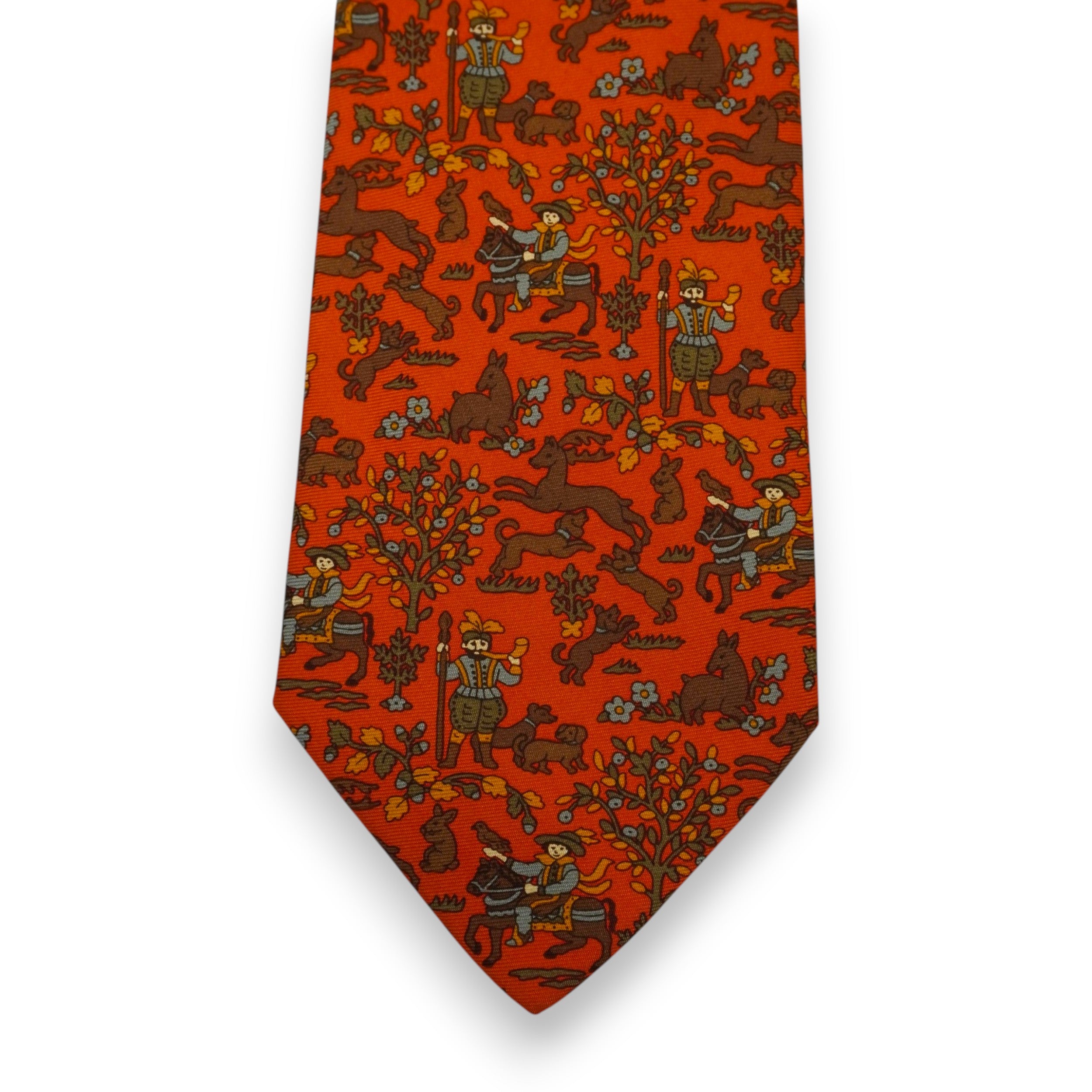 Primo piano frontale della pala della cravatta Etro arancione che mostra la simmetria del taglio sartoriale e la stampa con cavalieri.