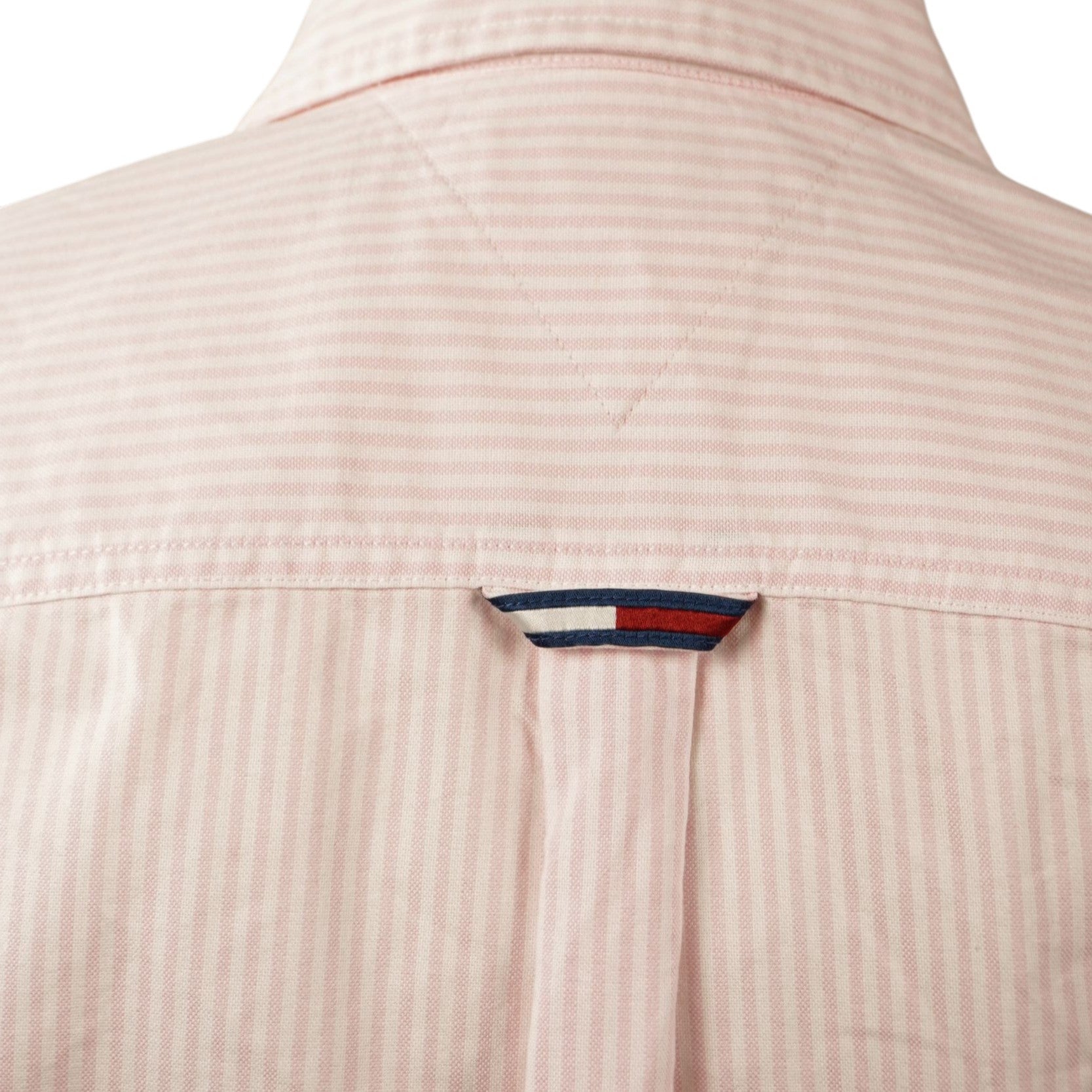 Vista ravvicinata del retro del colletto con l'iconico dettaglio del passante in tessuto logato Tommy Jeans.