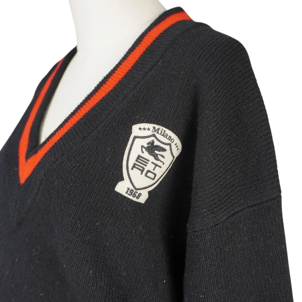 Dettaglio della toppa ricamata stemma araldico Etro Milano 1968 con l'iconico Pegaso applicata sulla spalla del maglione