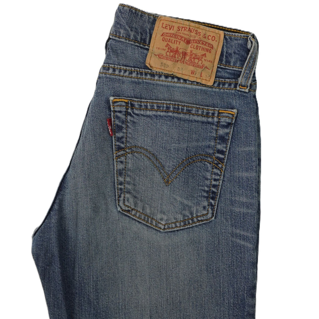Inquadratura ravvicinata del retro dei jeans con focus sulla tasca posteriore e sulla patch in pelle marrone con logo Two Horse.