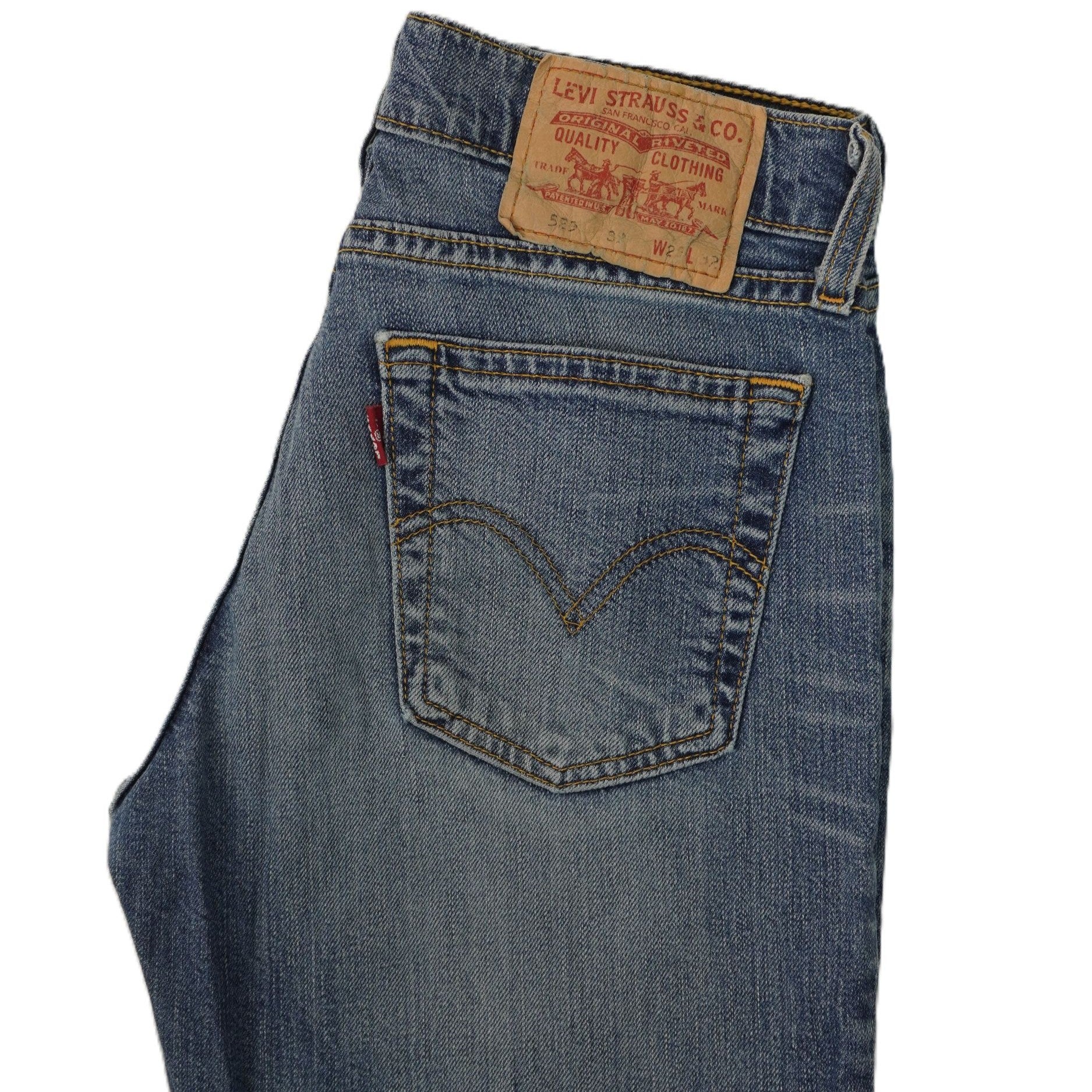 Inquadratura ravvicinata del retro dei jeans con focus sulla tasca posteriore e sulla patch in pelle marrone con logo Two Horse.