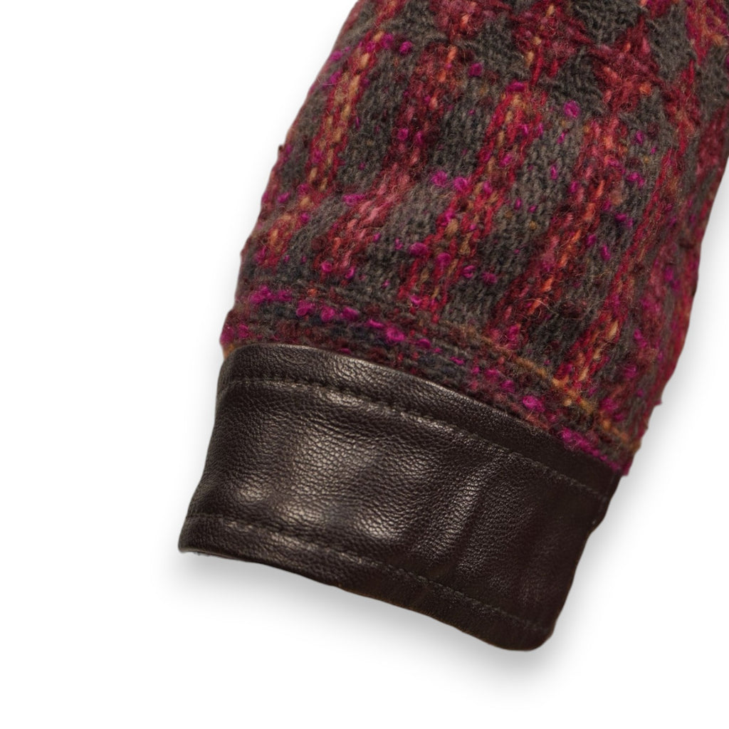 Particolare del polsino della giacca rifinito con un elegante inserto in vera pelle scura.