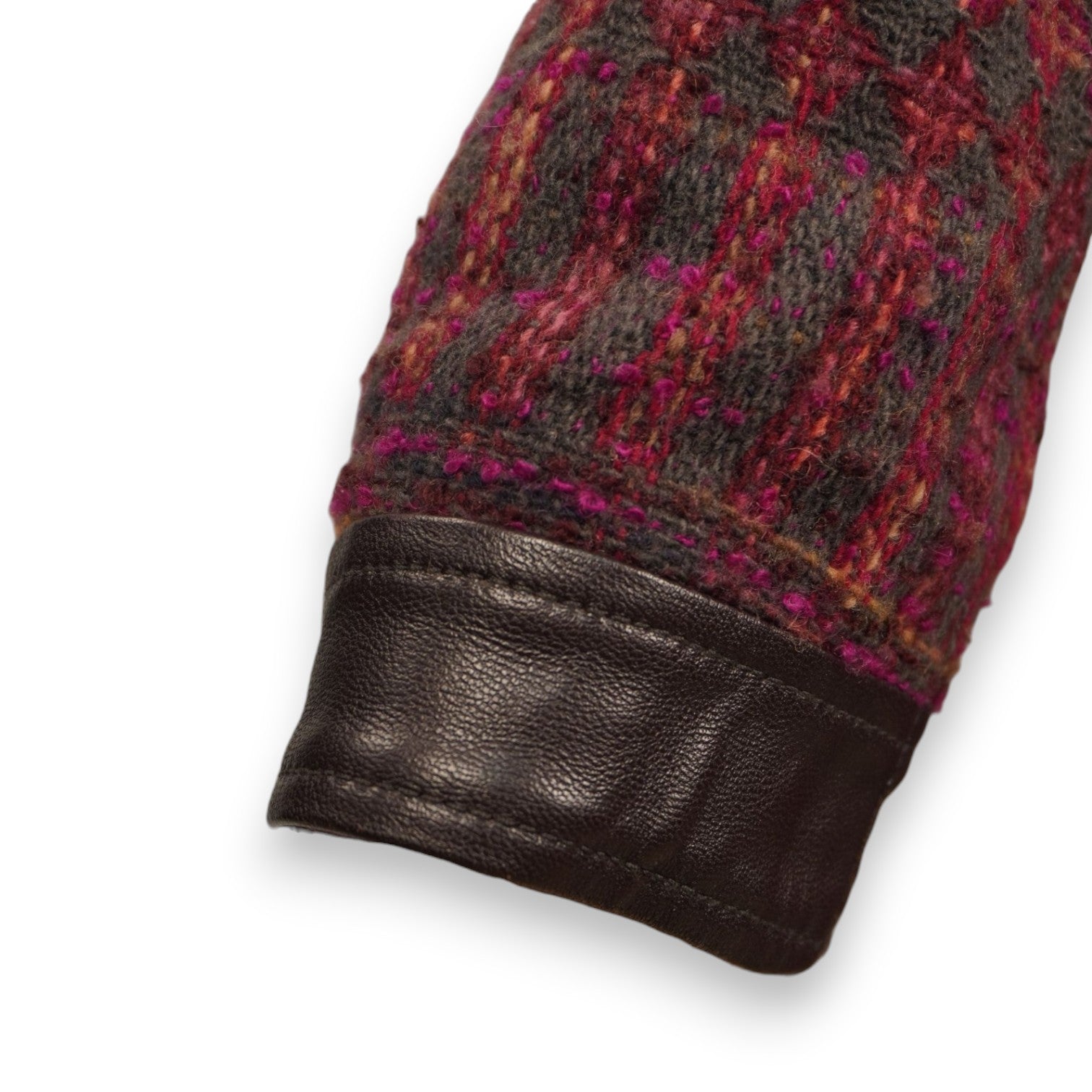 Particolare del polsino della giacca rifinito con un elegante inserto in vera pelle scura.