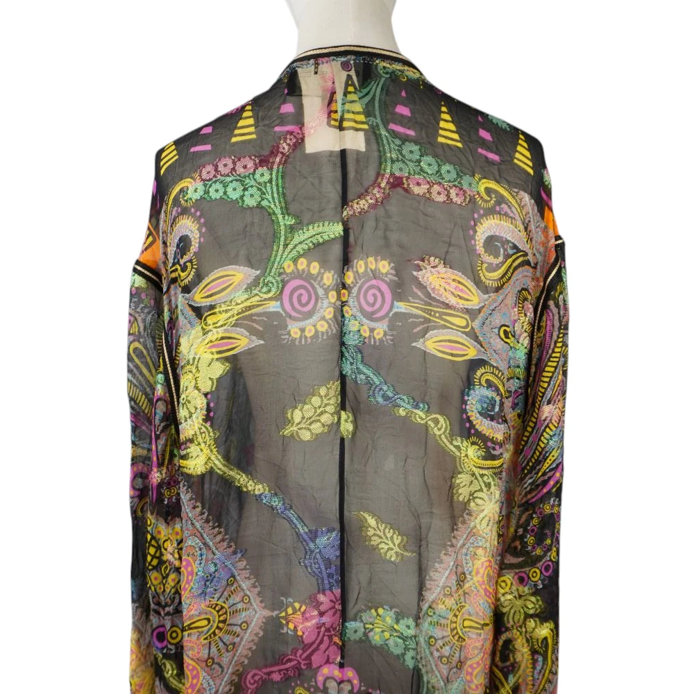 Dettaglio ravvicinato della parte posteriore superiore del kimono Etro con disegni a spirale e arabeschi geometrici simmetrici.