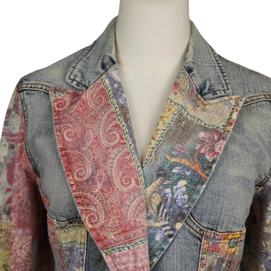 Primo piano dei revers a lancia asimmetrici in tessuto arazzo jacquard della giacca Gattinoni Jeans.