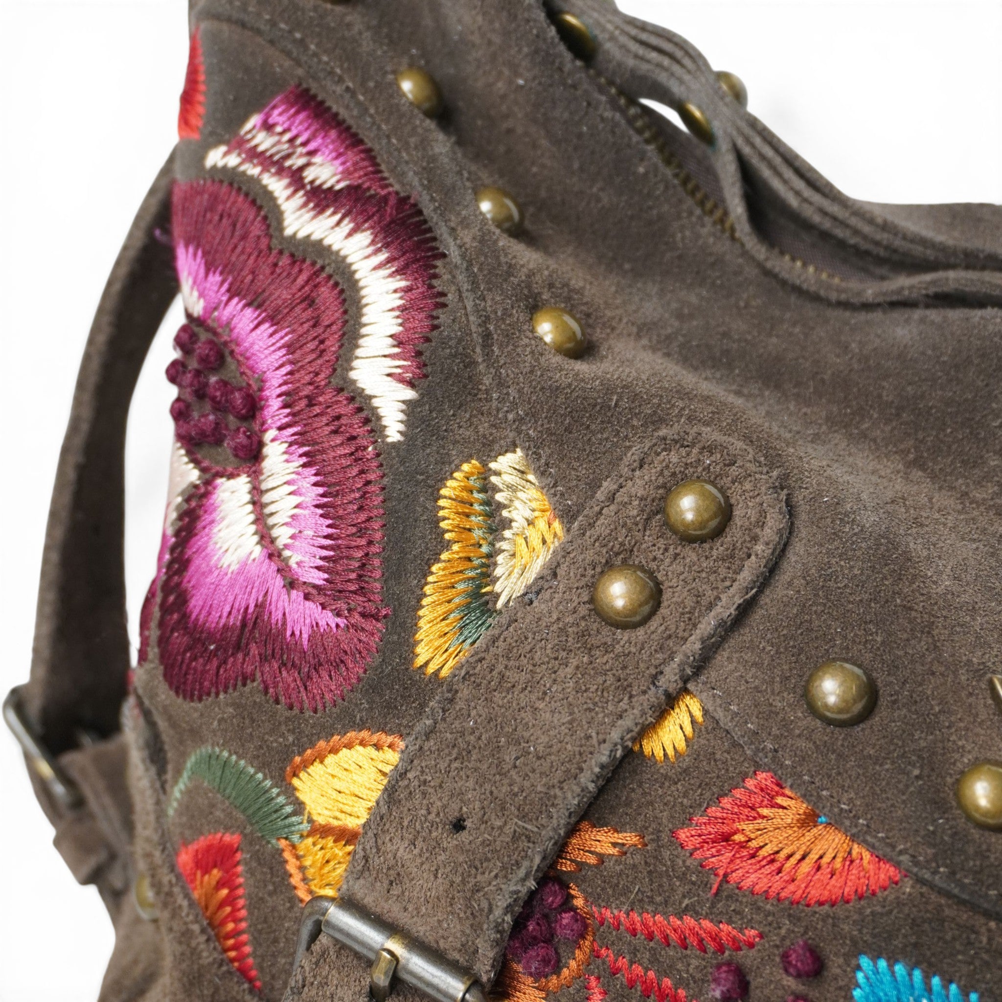 Dettaglio ravvicinato del grande fiore ricamato a macchina nei toni del fucsia, magenta e viola sulla borsa Just Cavalli.