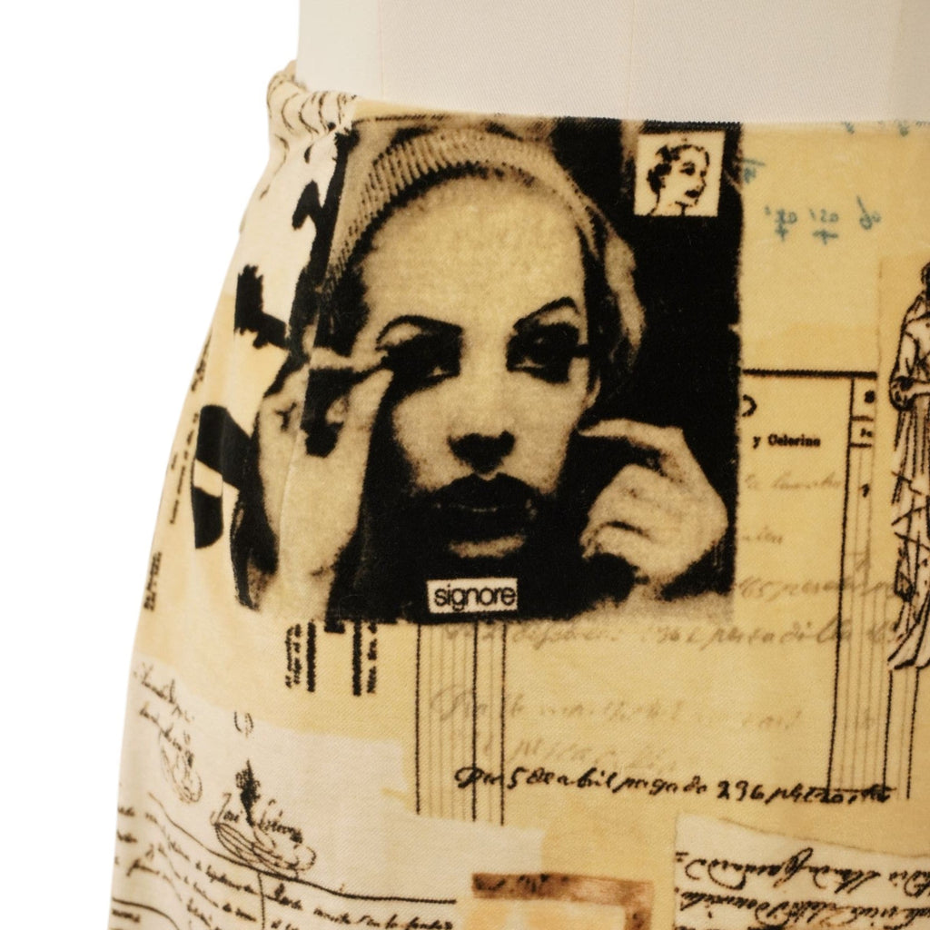 Ingrandimento della stampa sulla minigonna che mostra un volto femminile e testi in stile collage d'avanguardia.
