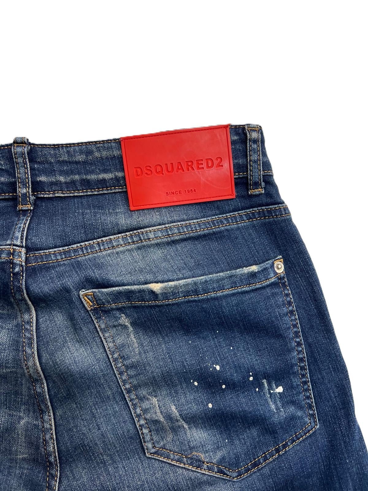  Ingrandimento della caratteristica etichetta salpa in pelle rossa DSquared2 sul retro della cintura.
