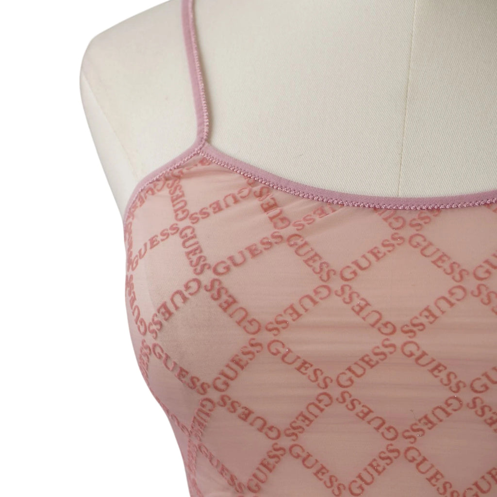 Dettaglio ravvicinato della scollatura dritta e della spallina sottile del top in tulle elasticizzato rosa Guess.