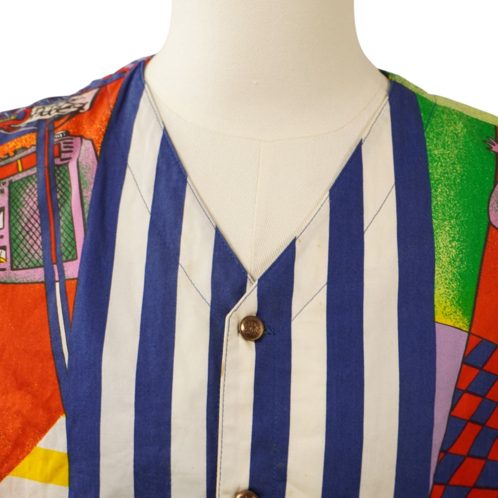 Inquadratura ravvicinata dello scollo a V e della trama a righe bianche e blu del gilet Versace