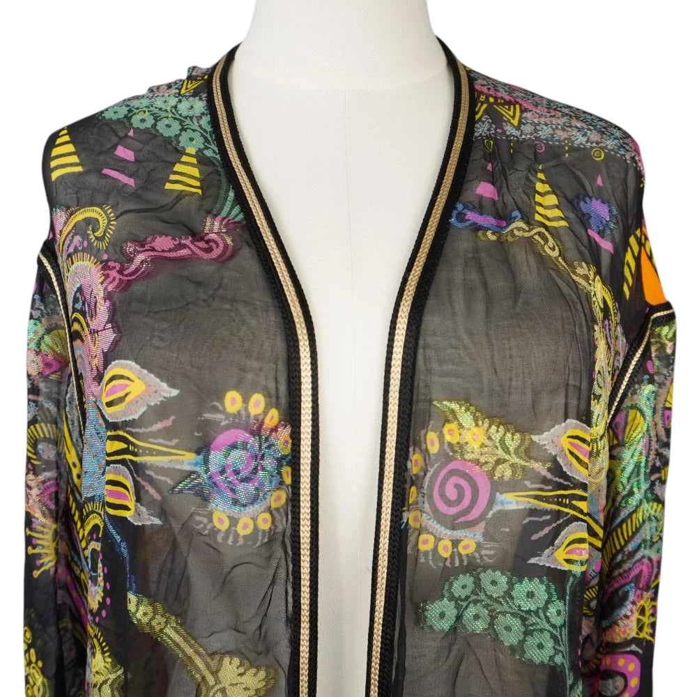 Inquadratura ravvicinata dello scollo a V del kimono Etro rifinito con bordo in passamaneria intrecciata nera e oro lucido.