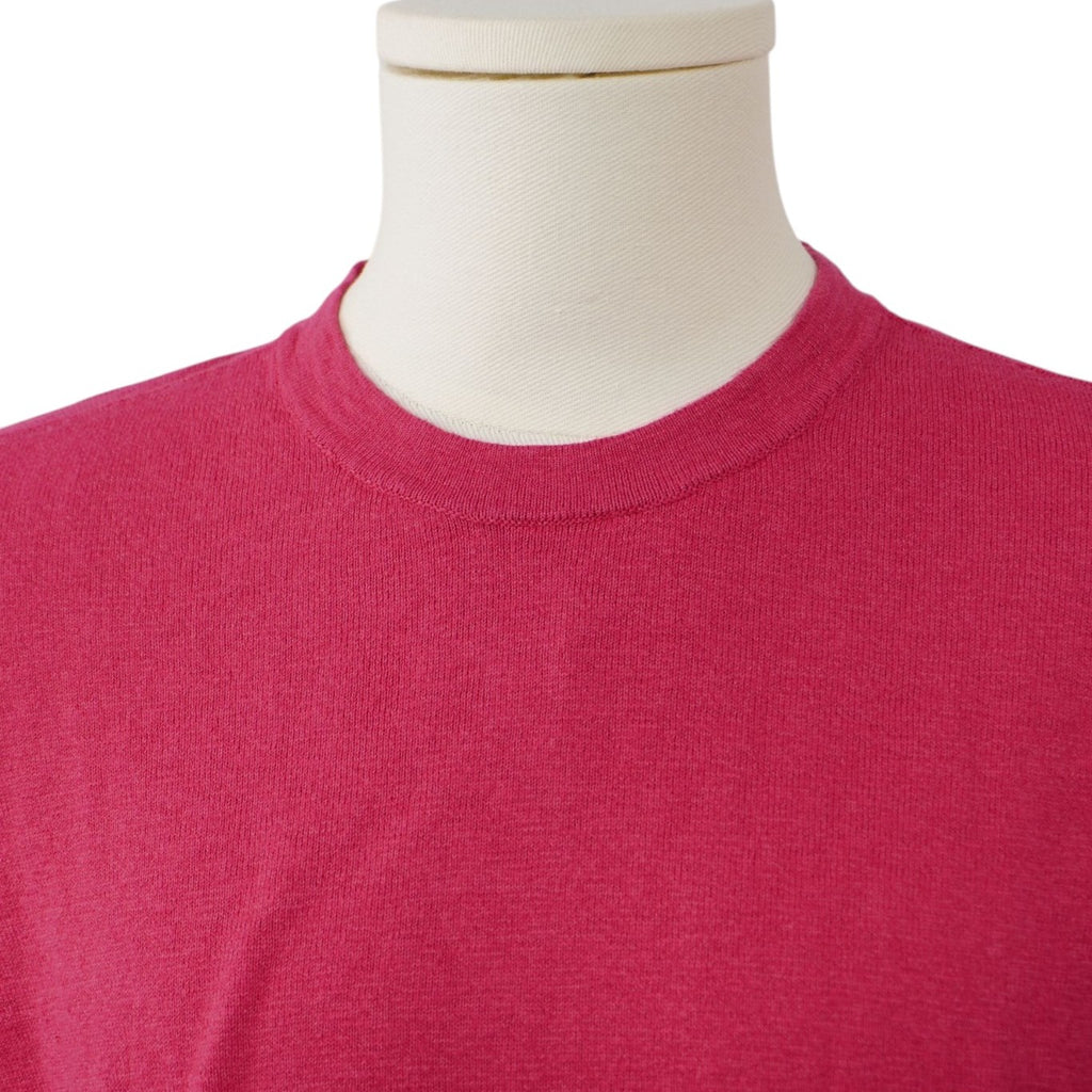  Primo piano frontale dello scollo a costine e della finitura superiore del maglione tinto in capo color ciclamino.