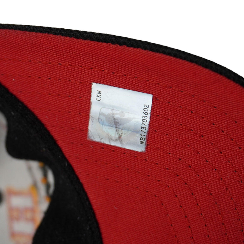 Particolare della parte inferiore della visiera (underbrim) in rosso acceso a contrasto, dettaglio iconico dei modelli premium.