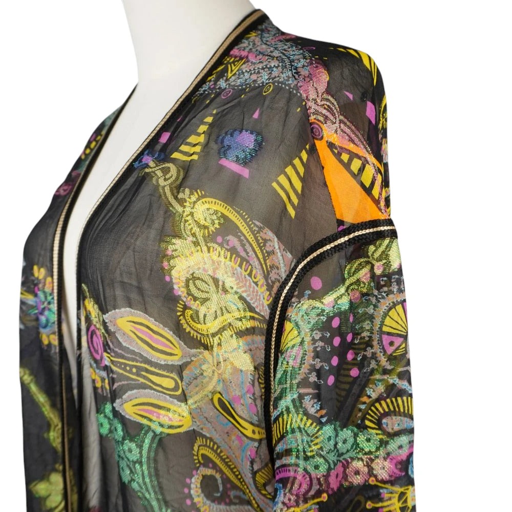 Profilo laterale del copricostume luxury Etro che mostra il taglio a spalla scesa e la trasparenza cangiante del tessuto.