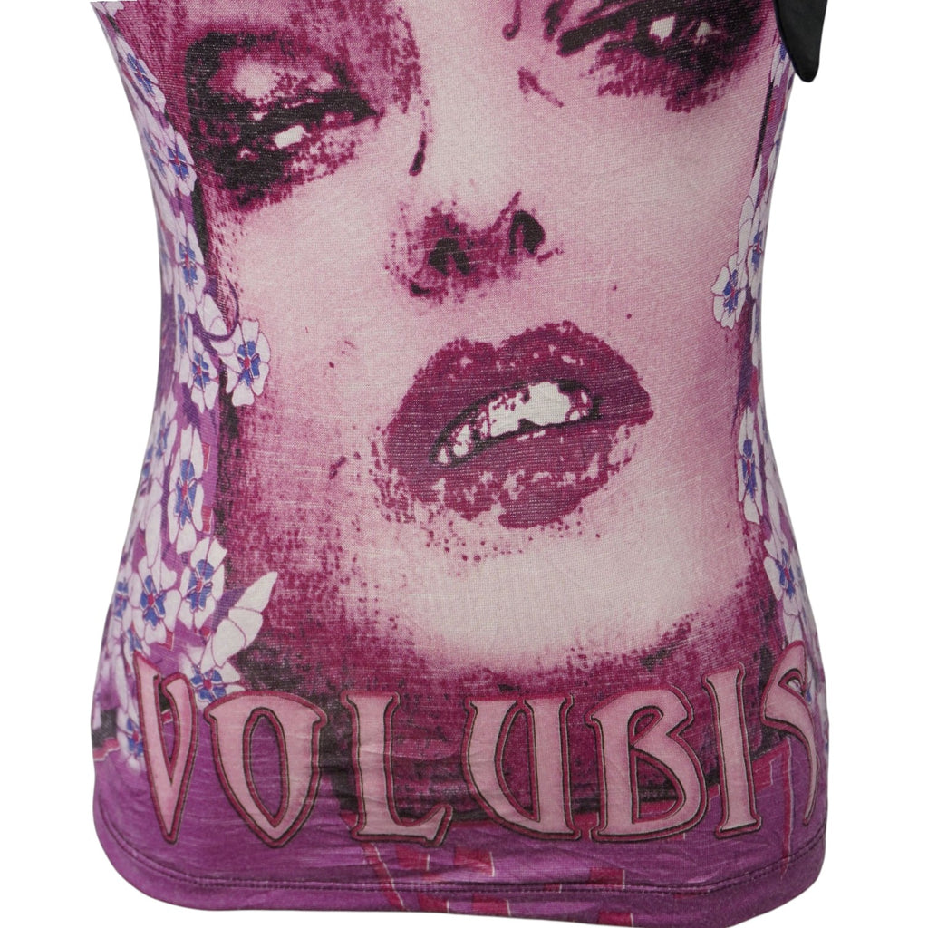 Primo piano della sezione inferiore della grafica pop-art con la scritta Volubis stampata su fondo fucsia e viola.