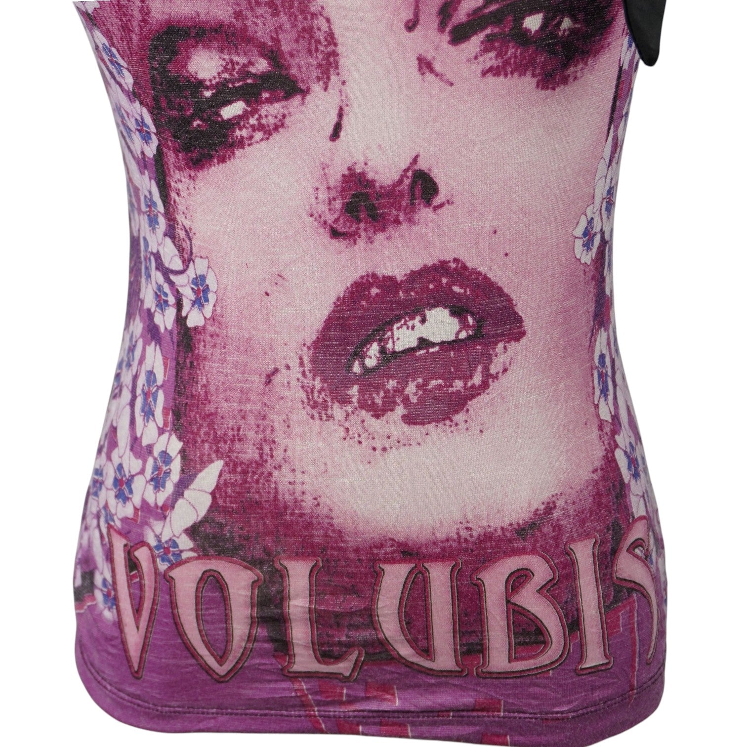 Primo piano della sezione inferiore della grafica pop-art con la scritta Volubis stampata su fondo fucsia e viola.