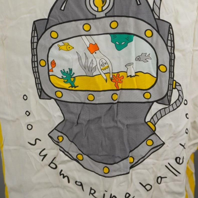 Particolare ravvicinato del disegno del casco da palombaro vintage stampato sulla schiena
