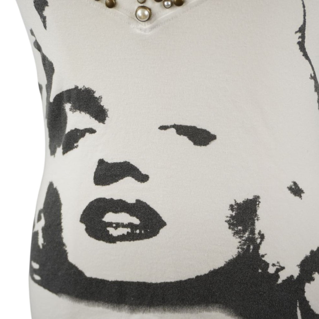 Primo piano della stampa serigrafica in stile pop art del volto di Marilyn Monroe sul fronte del top bianco.