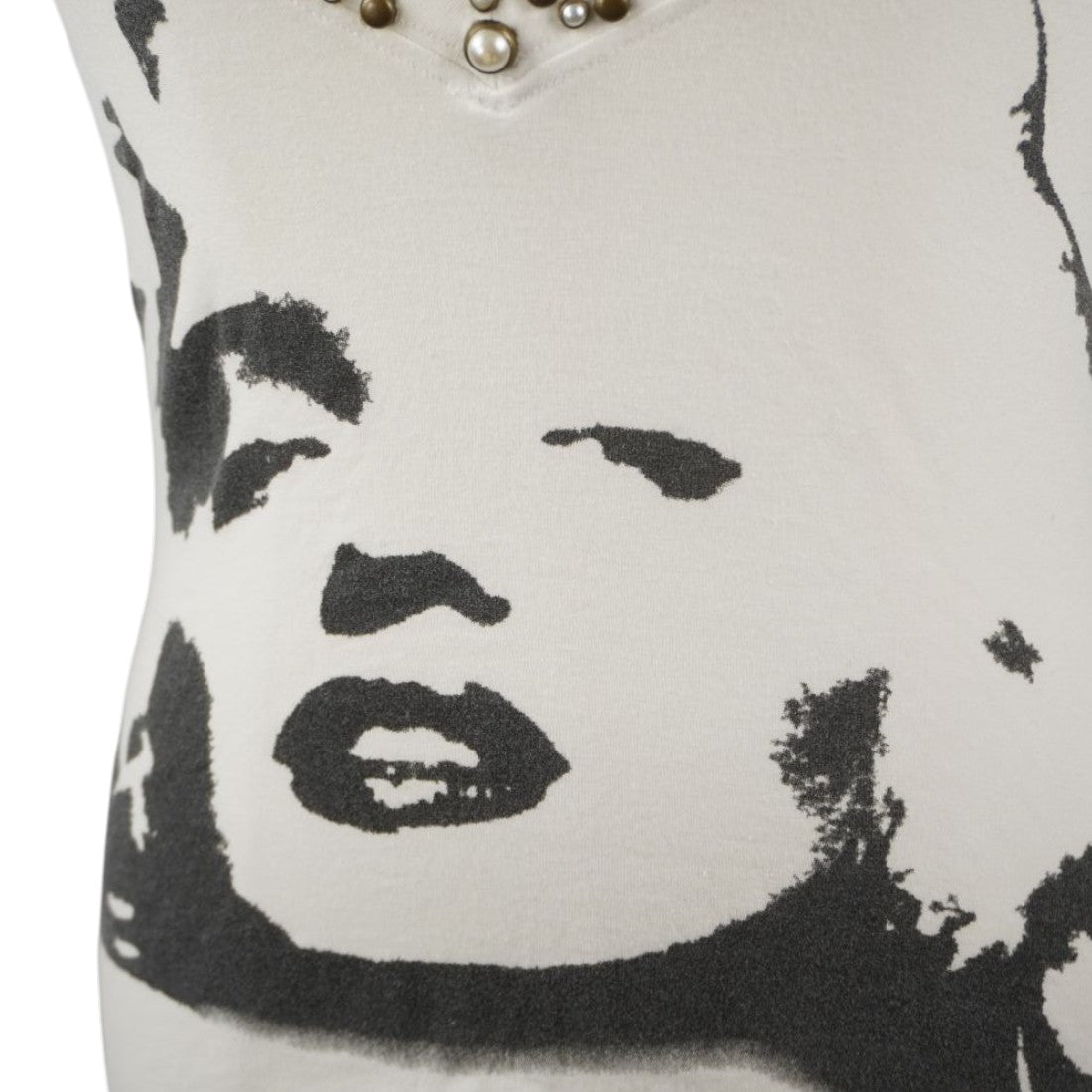 Primo piano della stampa serigrafica in stile pop art del volto di Marilyn Monroe sul fronte del top bianco.