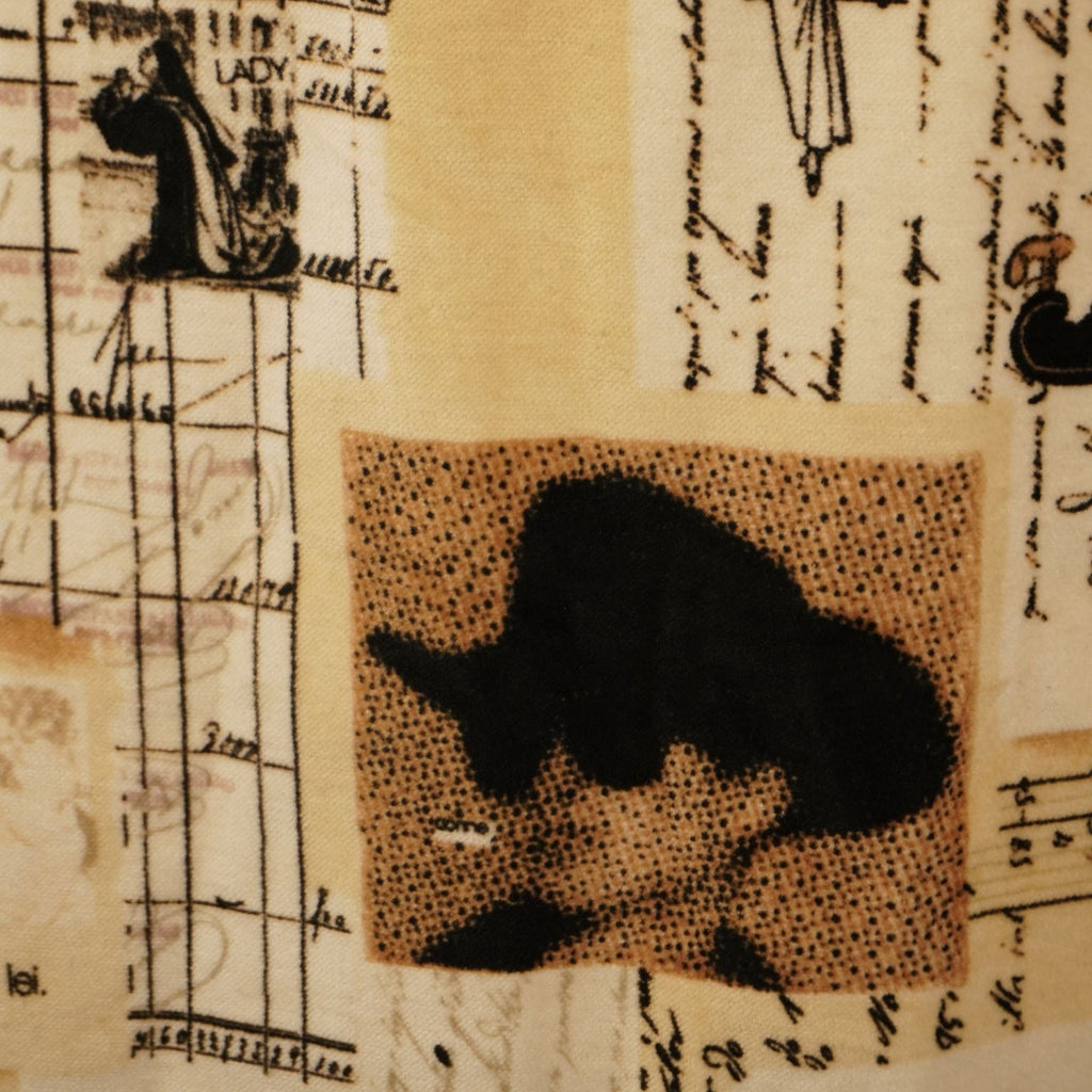 Primo piano della grafica con ritaglio fotografico di una figura con cappello nero e scritte calligrafiche.