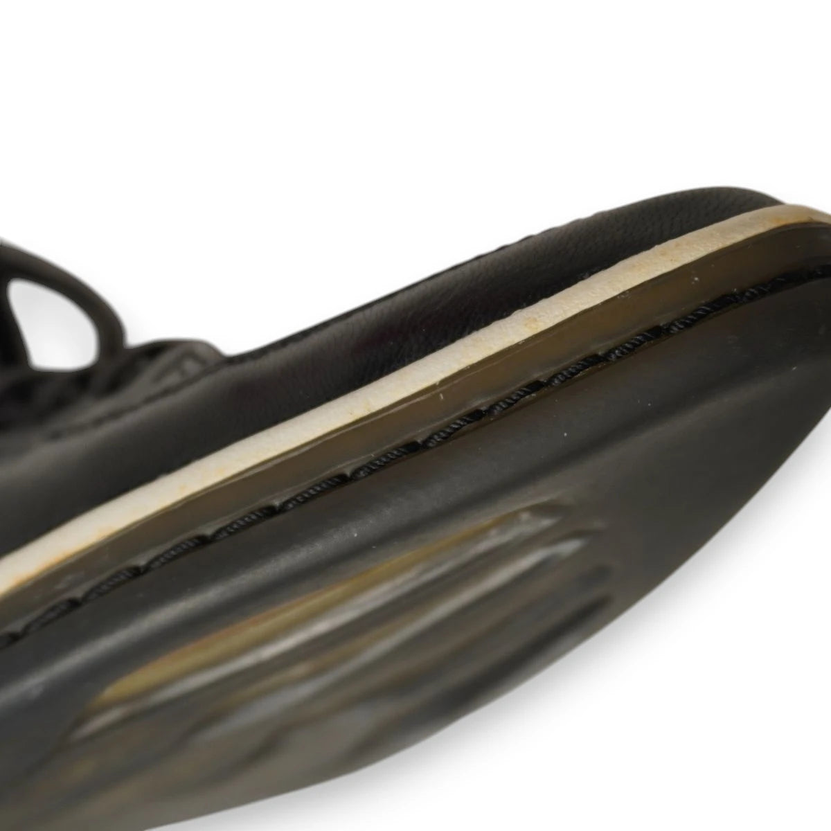 Dettaglio macro arco plantare e suola scanalata bicolore sneaker Puma x Alexander McQueen Scythe Mid