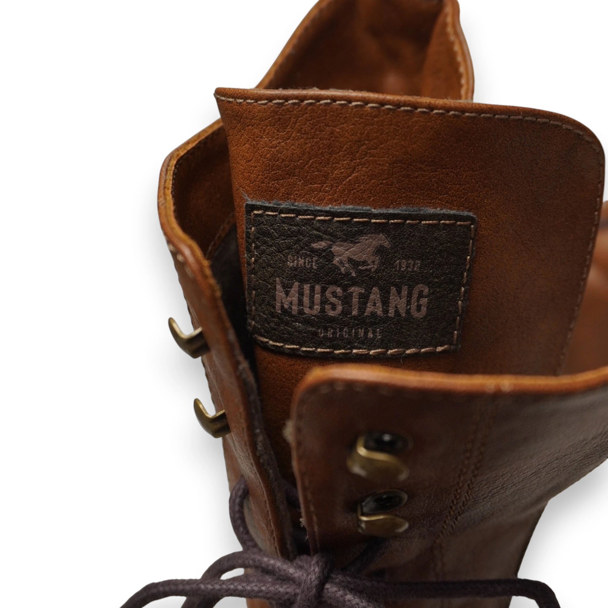 Suola carrarmato in gomma degli stivali Mustang con indicazione della taglia 39