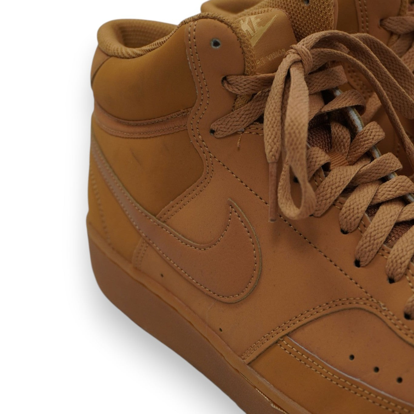 Primo piano del pannello laterale con logo Swoosh cucito delle Nike Court Vision Mid