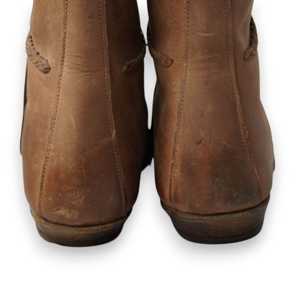 Particolare ravvicinato del retro del tallone in cuoio vissuto con segni di usura vintage