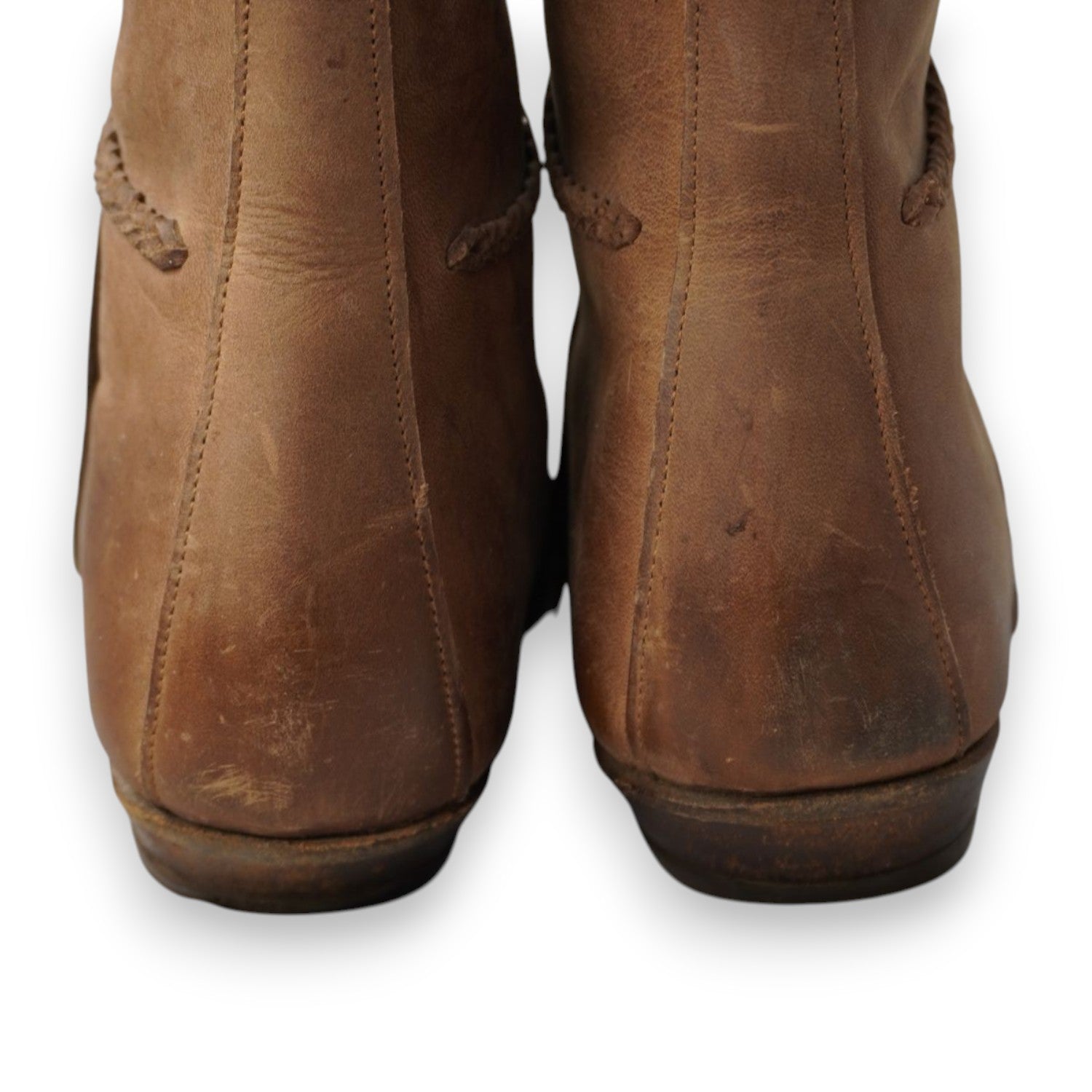 Particolare ravvicinato del retro del tallone in cuoio vissuto con segni di usura vintage
