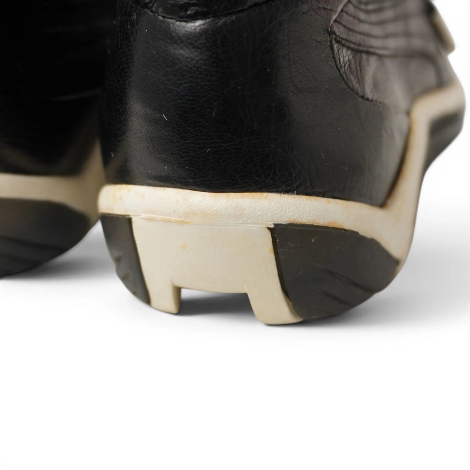 Dettaglio tallone e suola posteriore ingiallita sneaker Puma x Alexander McQueen Scythe Mid