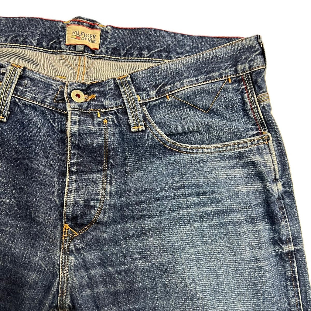 Primo piano della tasca anteriore sinistra dei jeans Hilfiger con impunture color tabacco a contrasto.