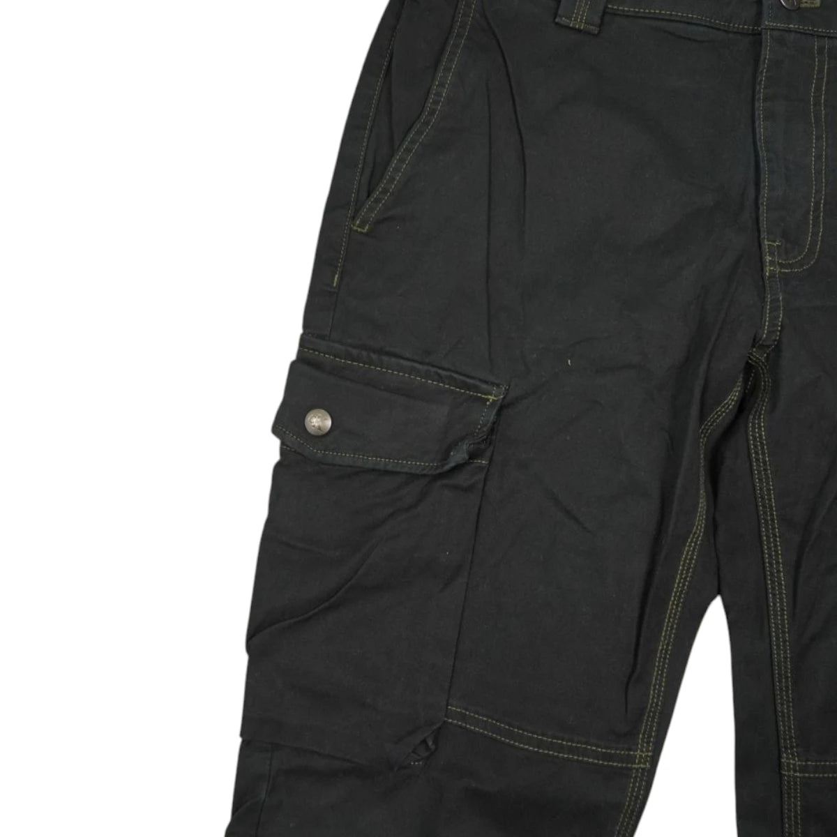 Dettaglio della tasca utility laterale con patta e cuciture a contrasto su pantalone nero