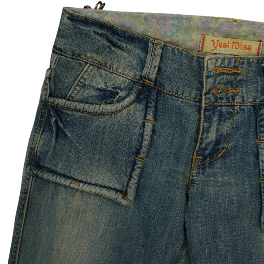 Dettaglio della tasca anteriore destra con effetto strappato e profili sfrangiati su jeans Yes Miss