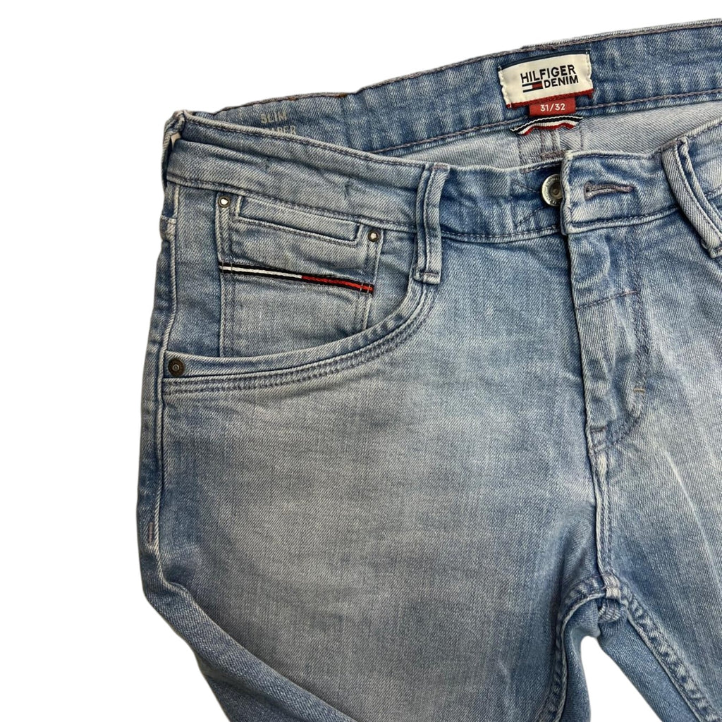 Primo piano della tasca anteriore sinistra e del fianco dei jeans Hilfiger Denim lavaggio vintage sbiadito.