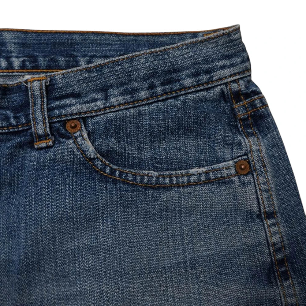 Close-up della tasca anteriore della gonna di jeans Phard con finiture distressed sul bordo.