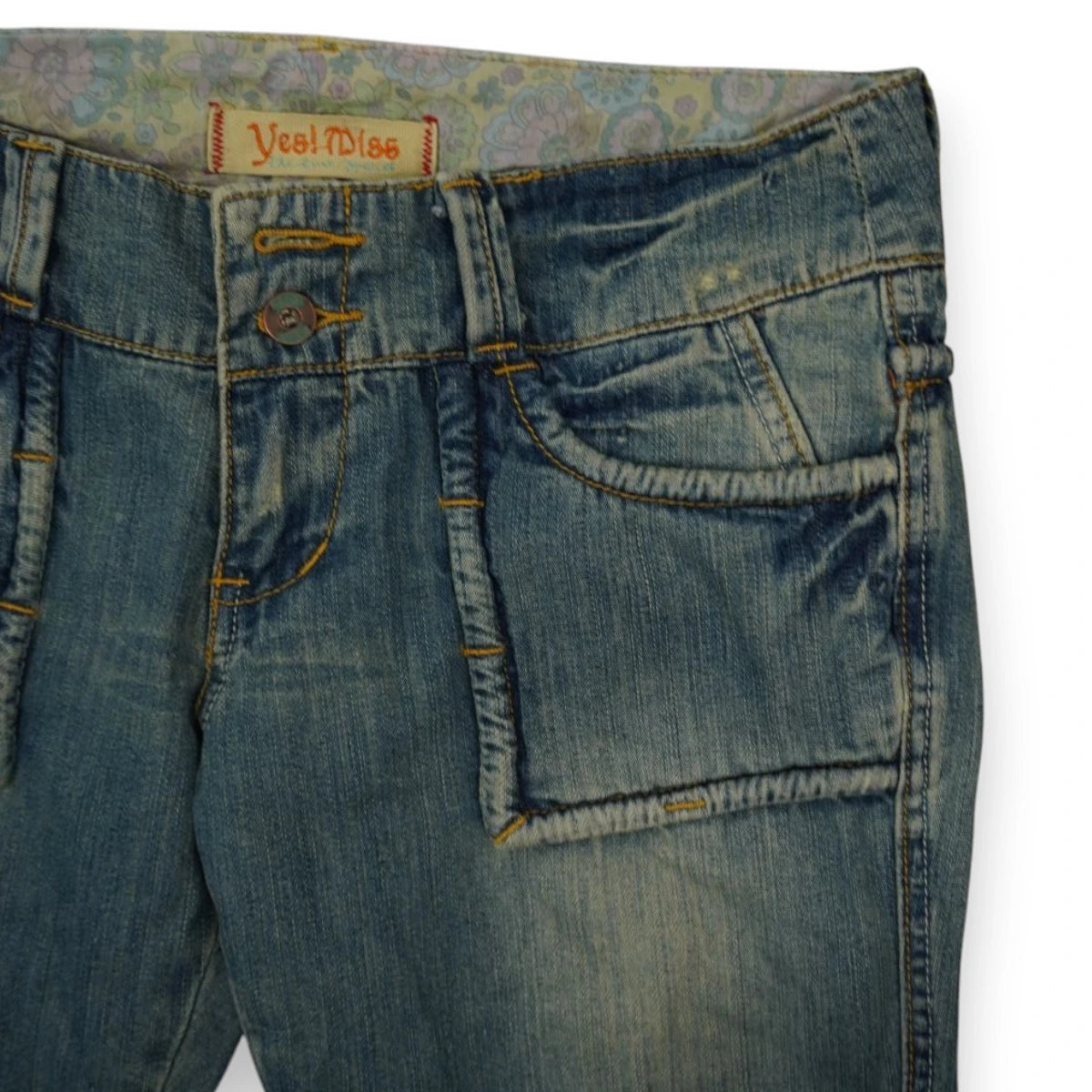 Primo piano della tasca anteriore applicata con profili sfrangiati su jeans Yes Miss vintage a vita bassa