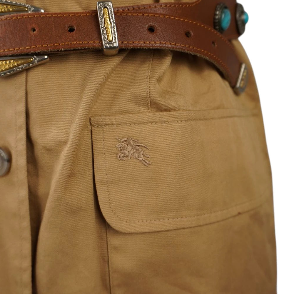 Dettaglio ravvicinato della tasca del gilet Burberrys con l'iconico logo del cavaliere equestre Prorsum ricamato tono su tono.