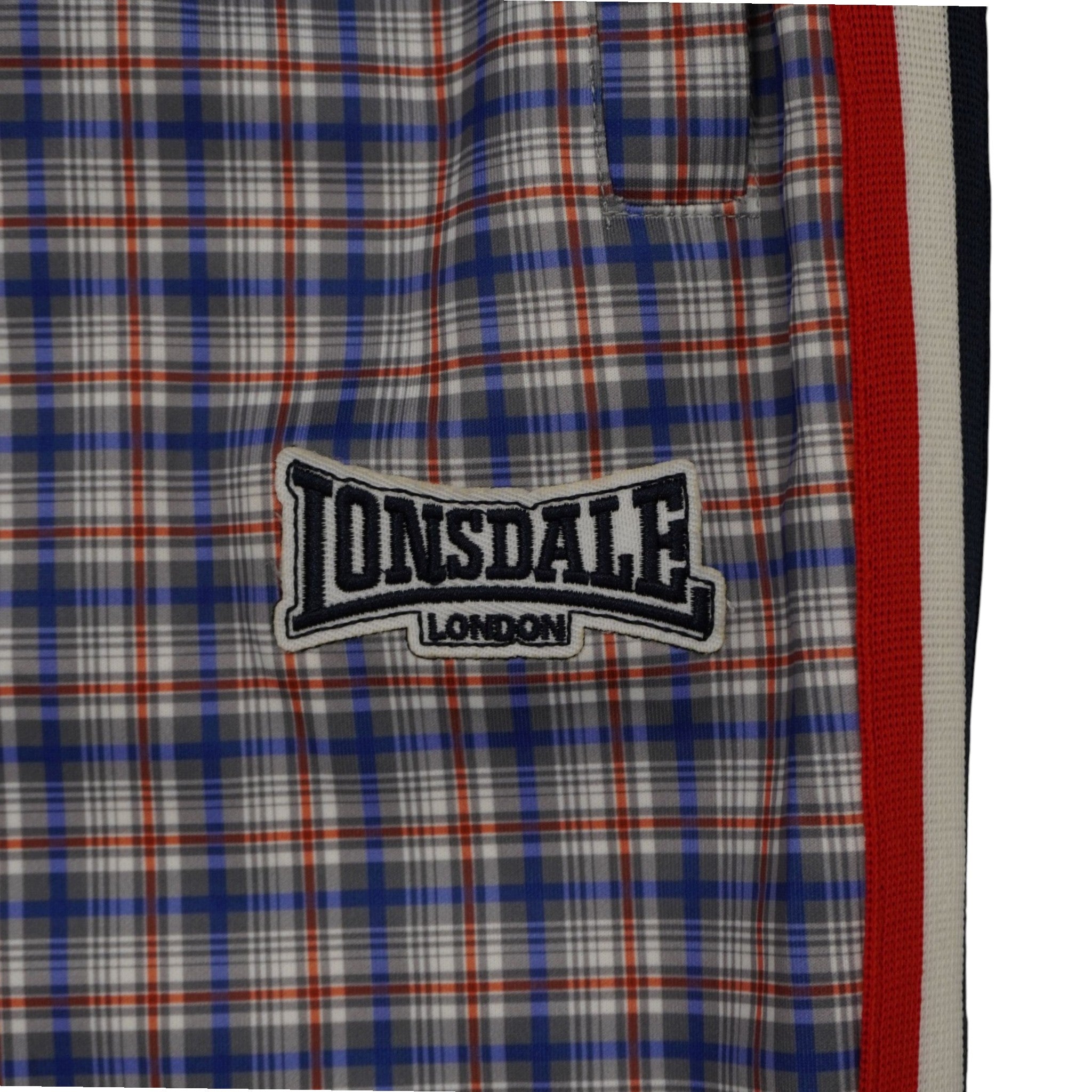 Dettaglio tasca a filetto e logo ricamato Lonsdale London su coscia pantaloni tuta a quadri tartan