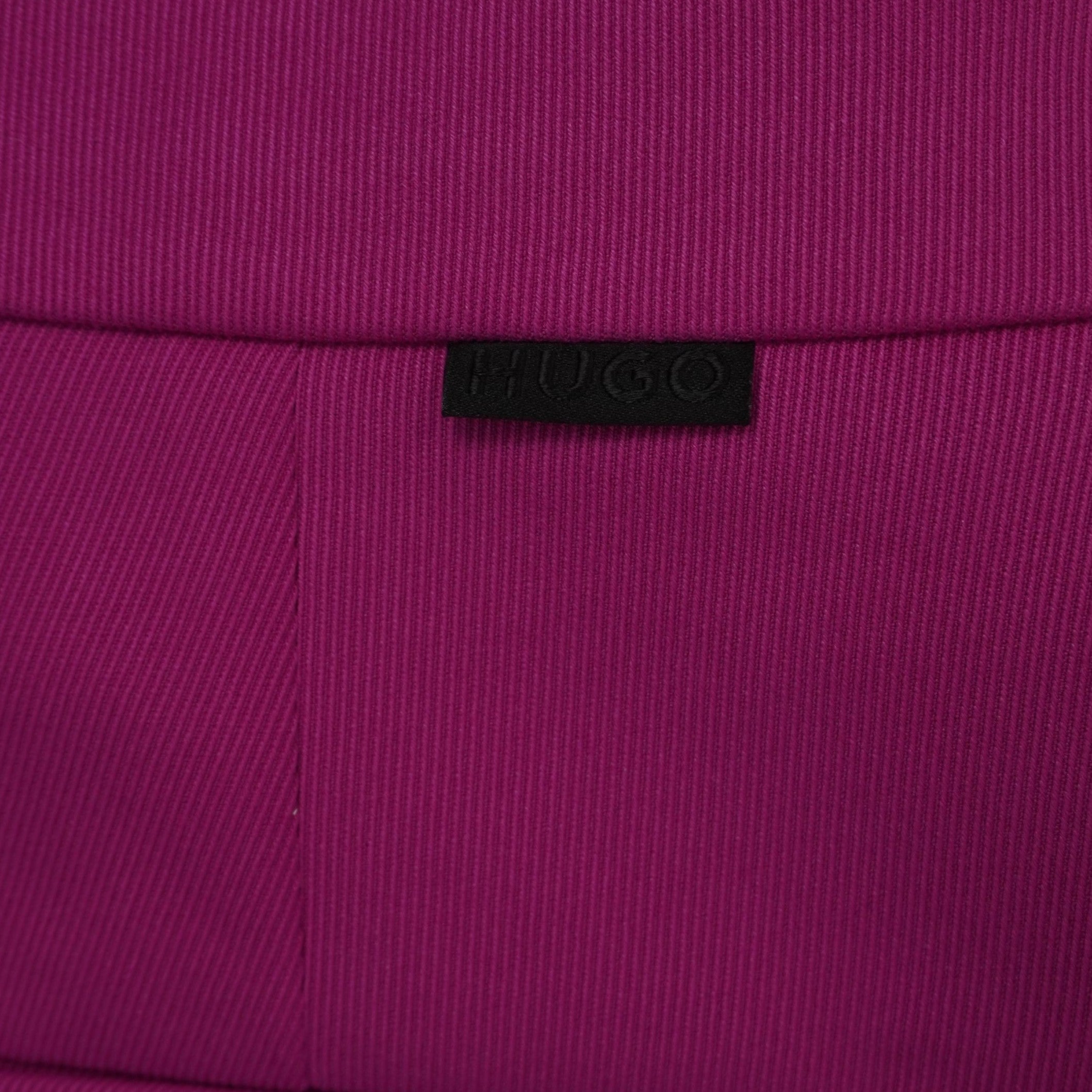 Ingrandimento della tasca posteriore a filetto dei pantaloni HUGO con piccolo inserto o placchetta logo nera a contrasto.