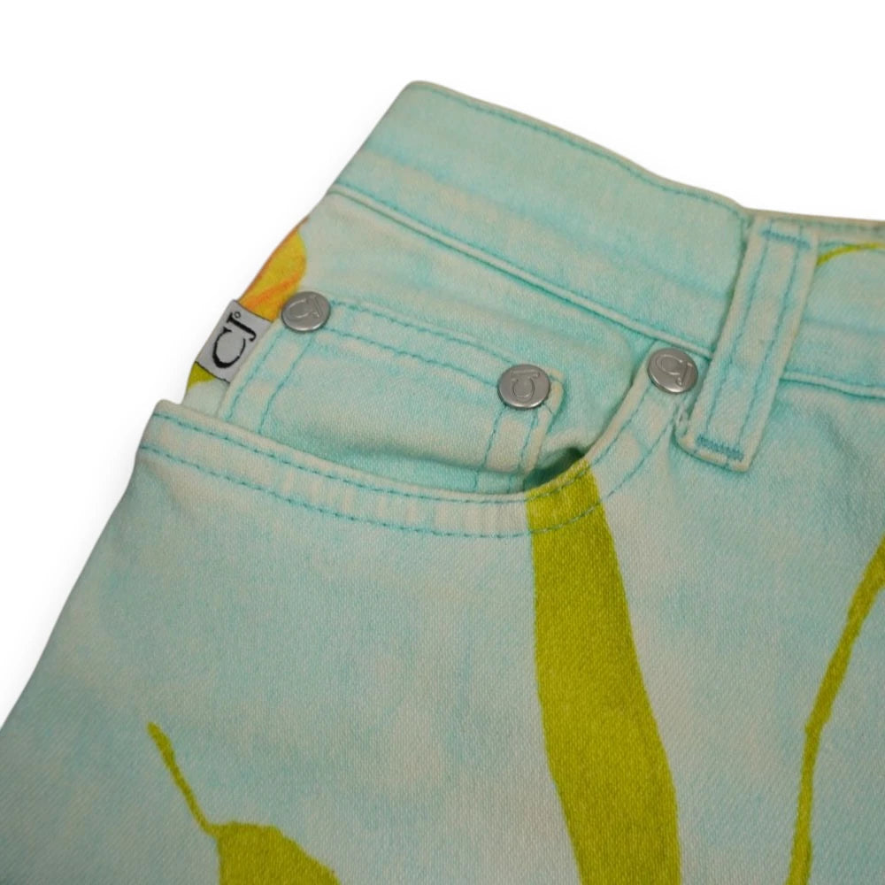 Primo piano tasca anteriore jeans Just Cavalli con rivetti metallici incisi JC e mini tag in tessuto